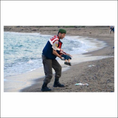 Τούρκος κρατικός υπάλληλος συλλέγει από τα τουρκικά παράλια μικρό παιδάκι από τη Συρία, που πνίγηκε κατά την προσπάθεια της οικογένειάς του να μετακινηθεί μέσω Τουρκίας στην Ελλάδα και στην Ευρώπη_icon
