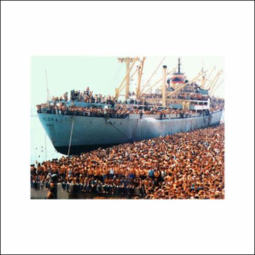 Αλβανοί μετανάστες στο λιμάνι του Μπάρι της Ιταλίας το 1991_icon