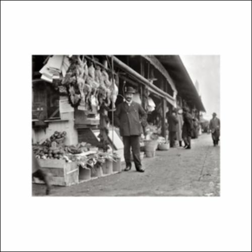 .Ο Έλληνας μετανάστης Γιώργος Χακώνας διαφημίζει την πραμάτειά στο μαγαζί του στην Αμερική. 1915, φωτ. Arris & Ewin._icon