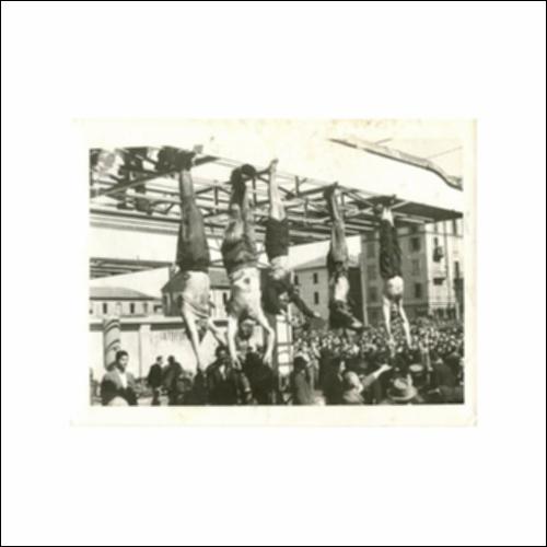 Το πτώμα του Μουσολίνι (δεύτερο από αριστερά)  στην Πιάτσα Λορέτο, Μιλάνο, 1945. Φωτογραφία Vincenzo Carrese._icon